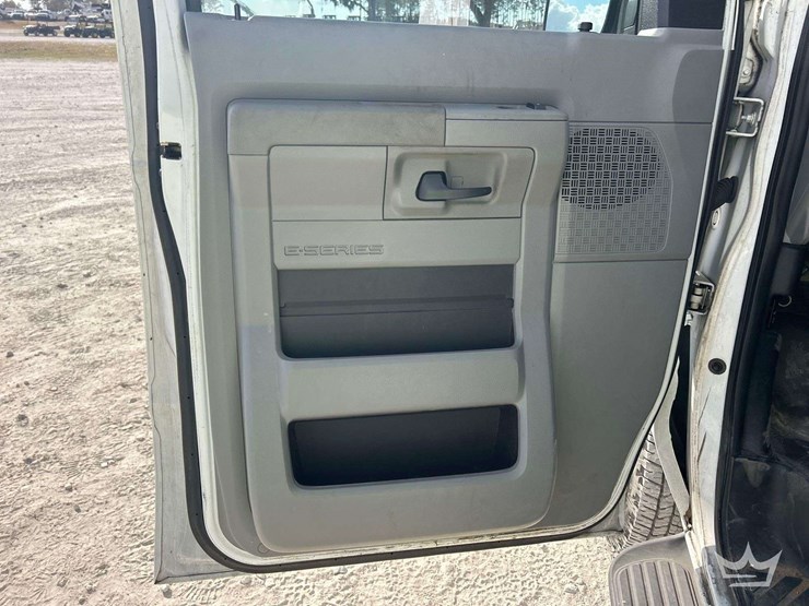 2011-ford-e350-image-11