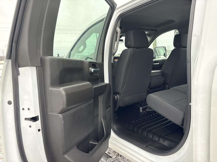 2023-chevrolet-3500-image-14