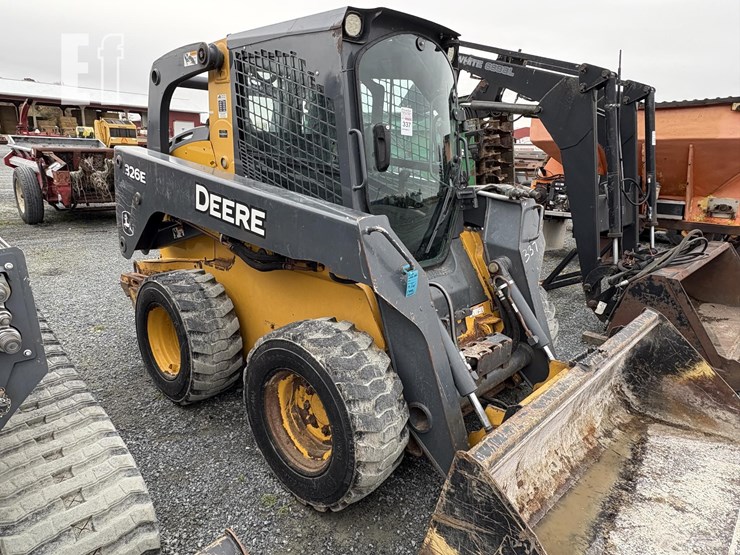 2015-deere-326e-image-1