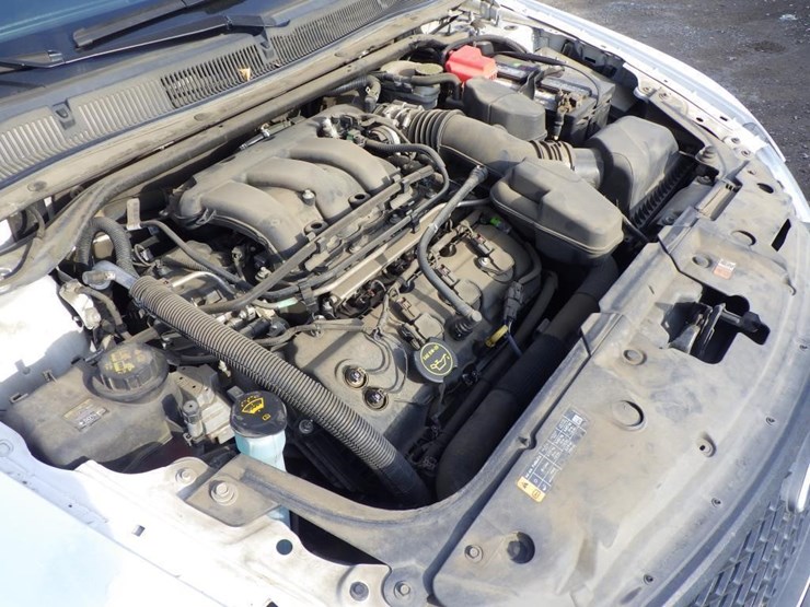 2015-ford-taurus-sedan-image-11