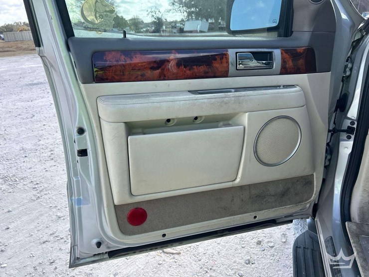 2004-lincoln-navigator-image-10