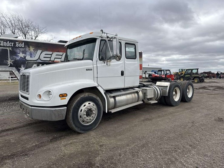 2000-freightliner-fld112-image-1