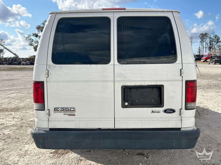 2011-ford-e350-image-28