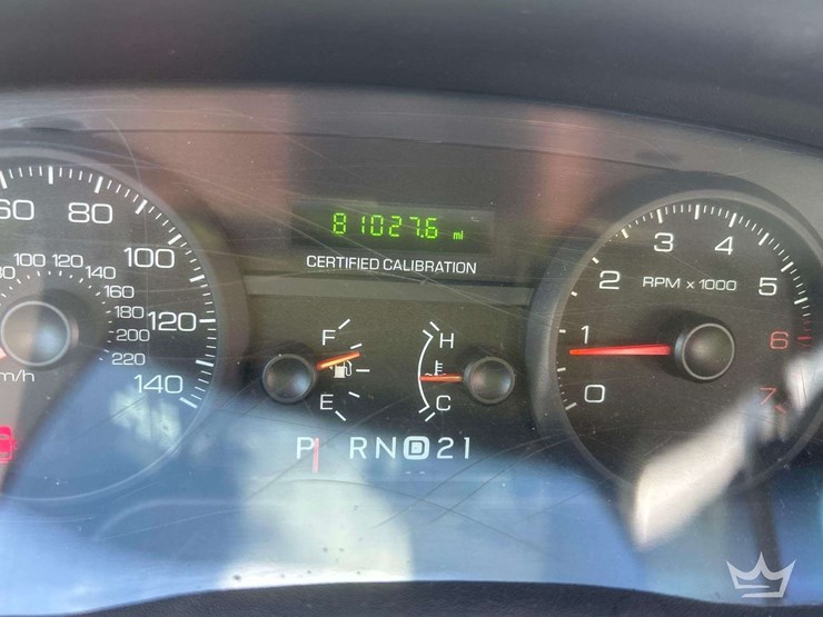 2010-ford-crown-victoria-image-6