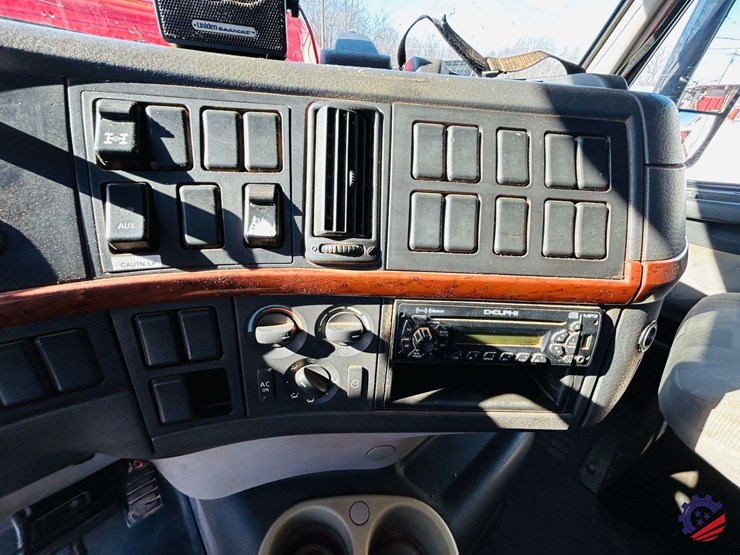 2011-volvo-truck-vhd-tri-axle-dump-truck-image-81