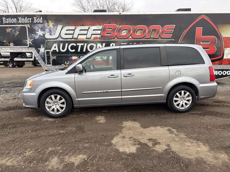 2014-chrysler-town-&-country-image-2