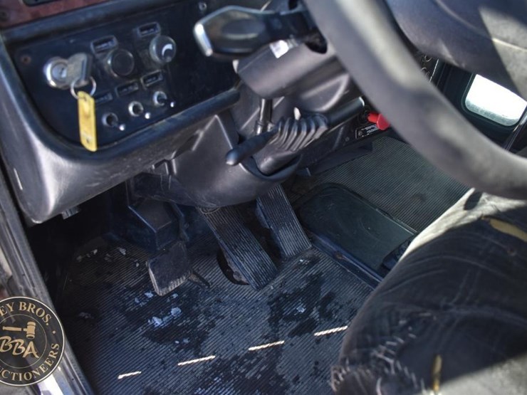 2005-peterbilt-385-image-34