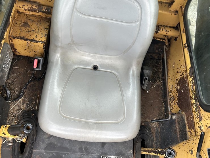 new-holland-l783-image-13