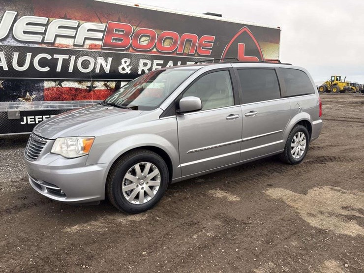 2014-chrysler-town-&-country-image-1