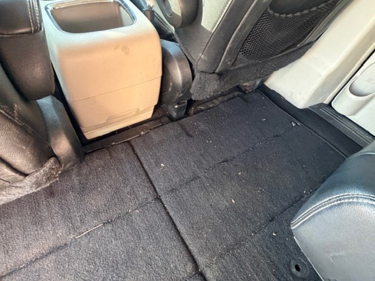 2014-chrysler-town-&-country-image-30