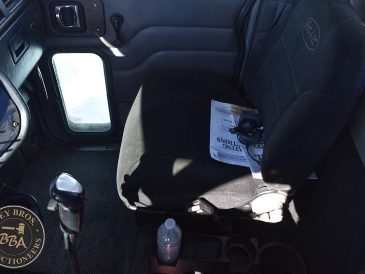 2005-peterbilt-385-image-36