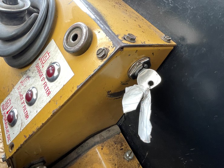 #7564-•-asv-track-loader-with-posi-track-image-33