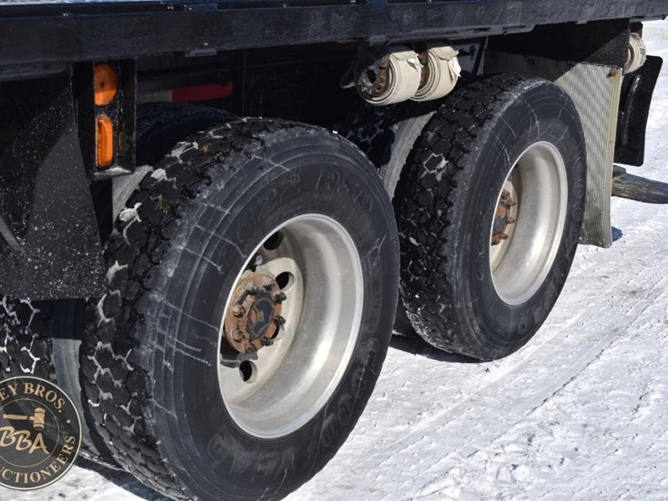 2012-peterbilt-348-image-13