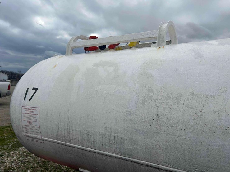 1000-gal.-nh3-tank-on-gear-#17-sells-offsite-image-12