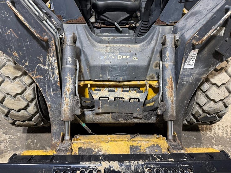 2017-deere-324e-image-9