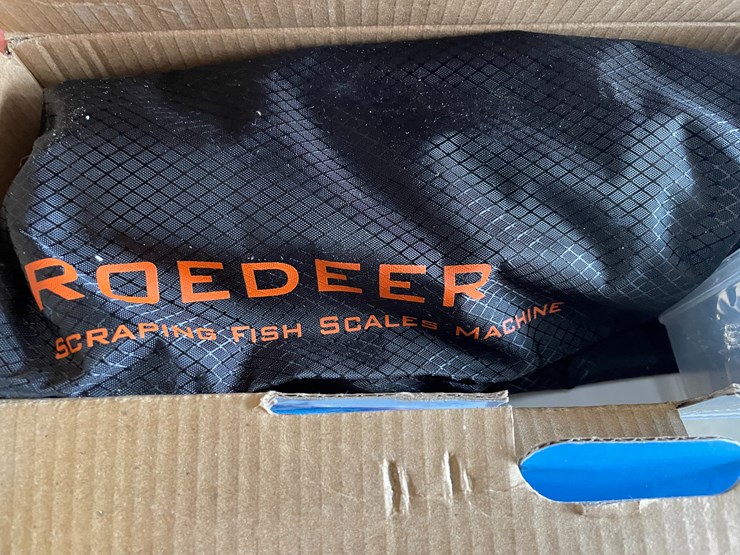 #7638-•-metal-toolbox-with-fishing-supplies-image-8