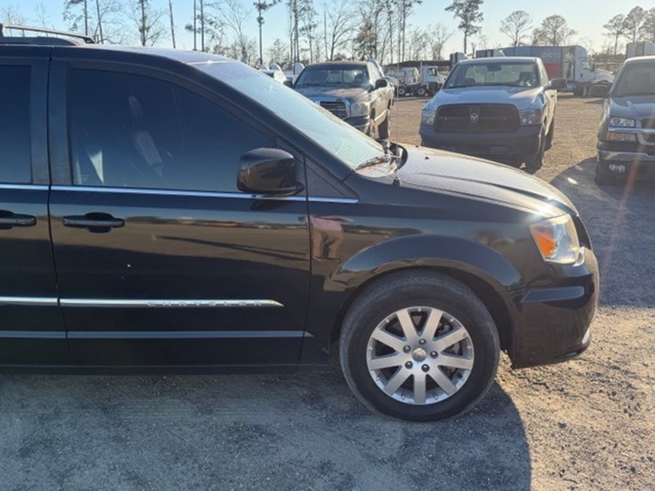 2014-chrysler-town-&-country-image-15