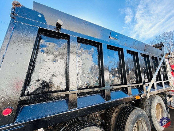 2011-volvo-truck-vhd-tri-axle-dump-truck-image-50