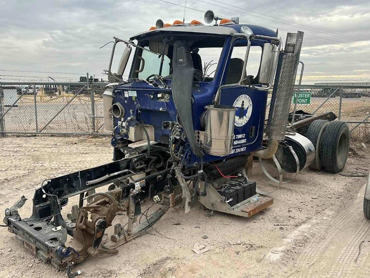 2017-peterbilt-389-image-1