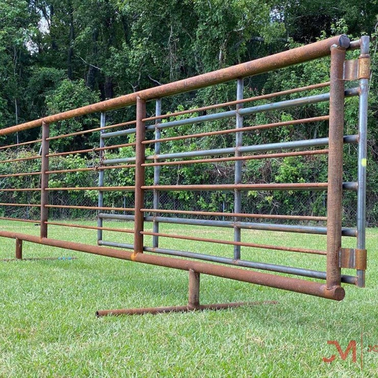(1) 24' FREE STANDING 8-BAR PANEL W/ 12' SWING GATE