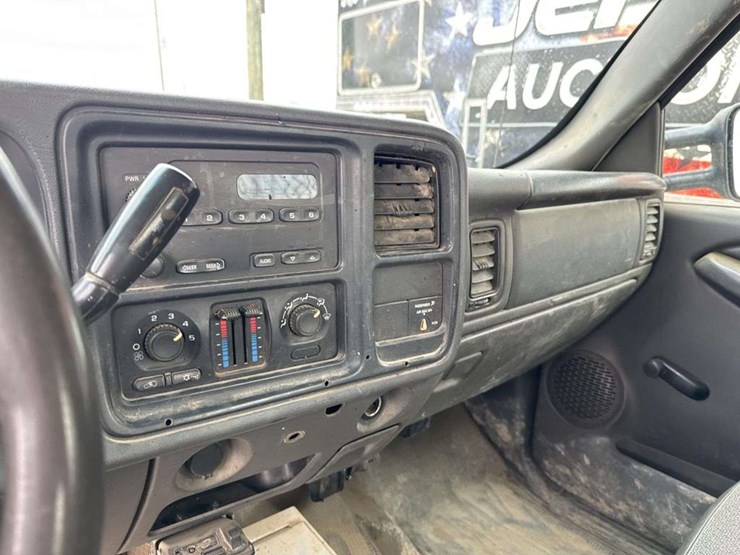 2005-gmc-sierra-2500-image-24