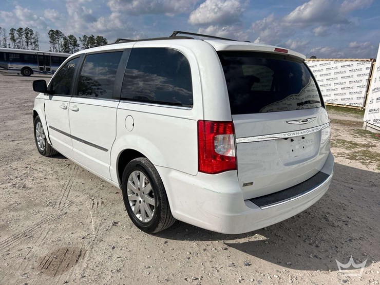 2016-chrysler-town-&-country-image-4