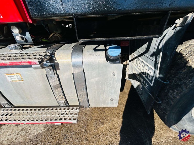 2011-volvo-truck-vhd-tri-axle-dump-truck-image-40