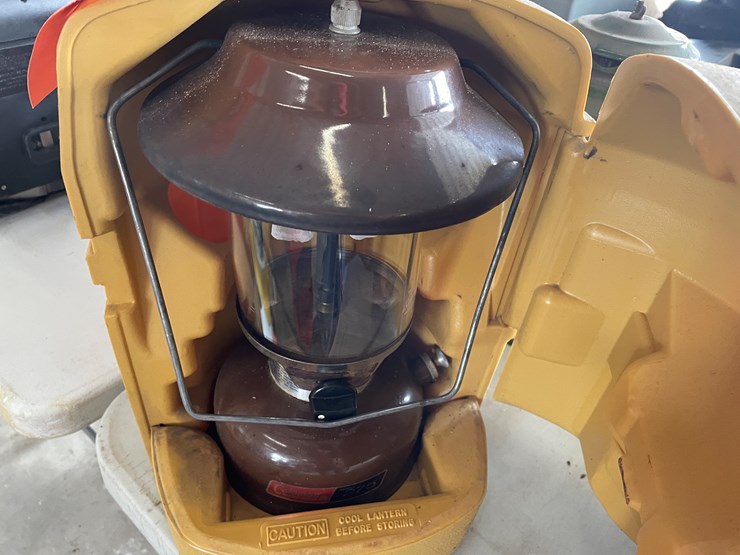 #7618-•-(2)-coleman-lanterns-image-5