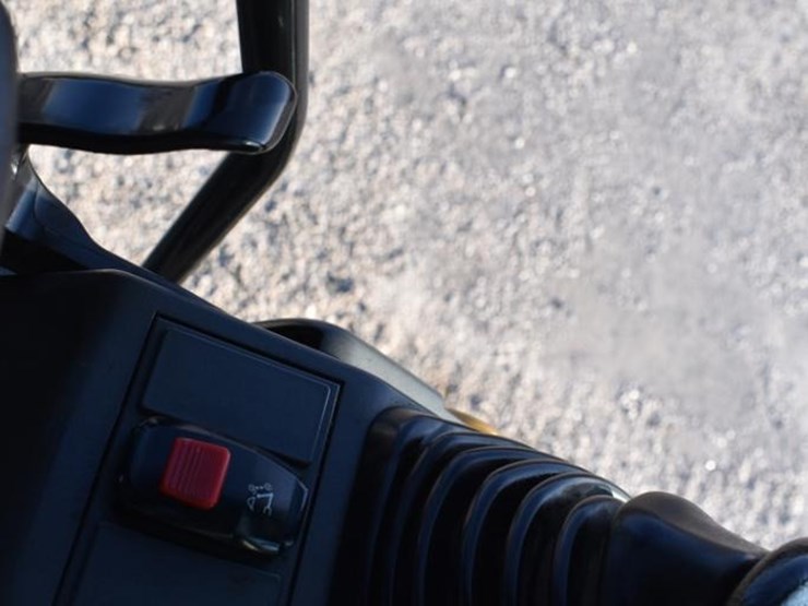 2020-caterpillar-320-image-48