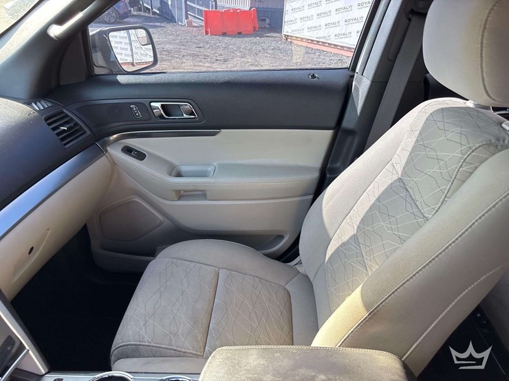 2015-ford-explorer-image-17