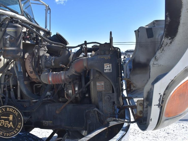 2012-peterbilt-348-image-22