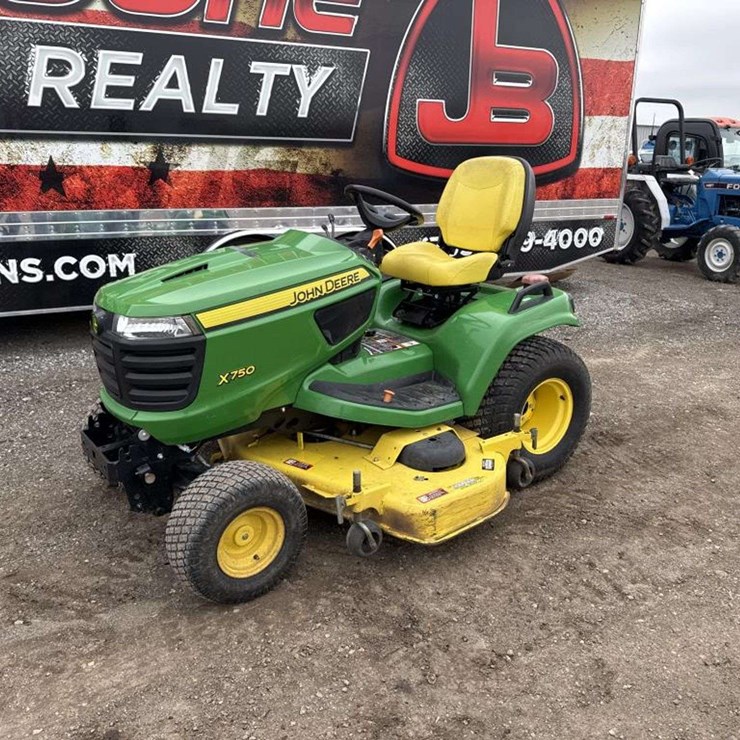 2013 JOHN DEERE X750