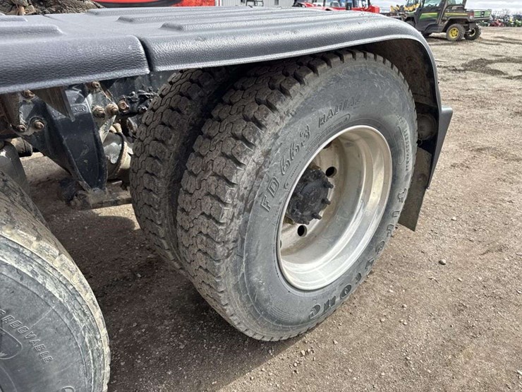 2000-freightliner-flc120-image-10