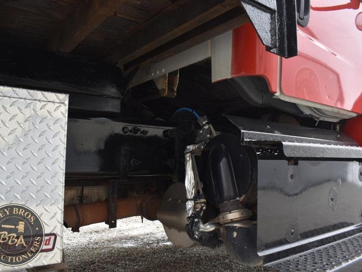 2015-freightliner-business-class-m2-106-image-16