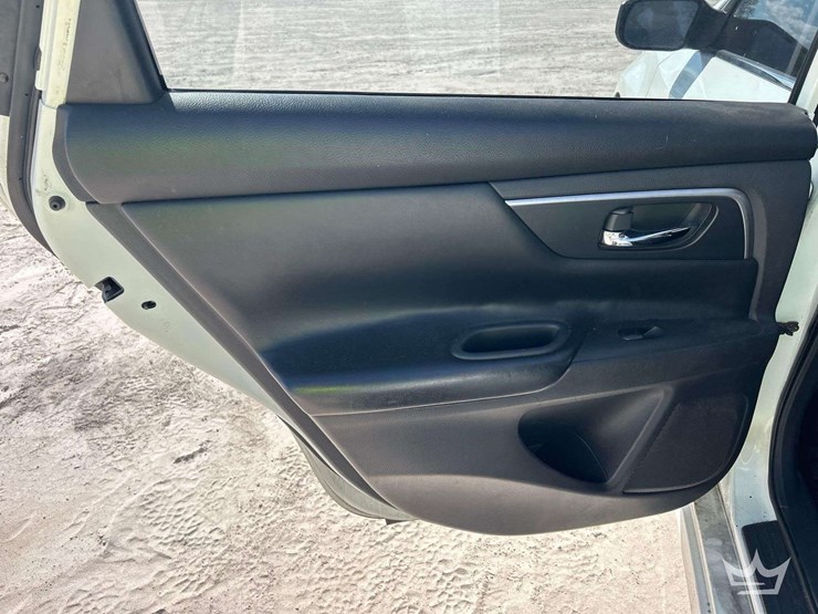 2015-nisan-altima-s-sedan-image-18