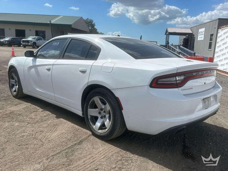 2015-dodge-charger-sedan-image-3