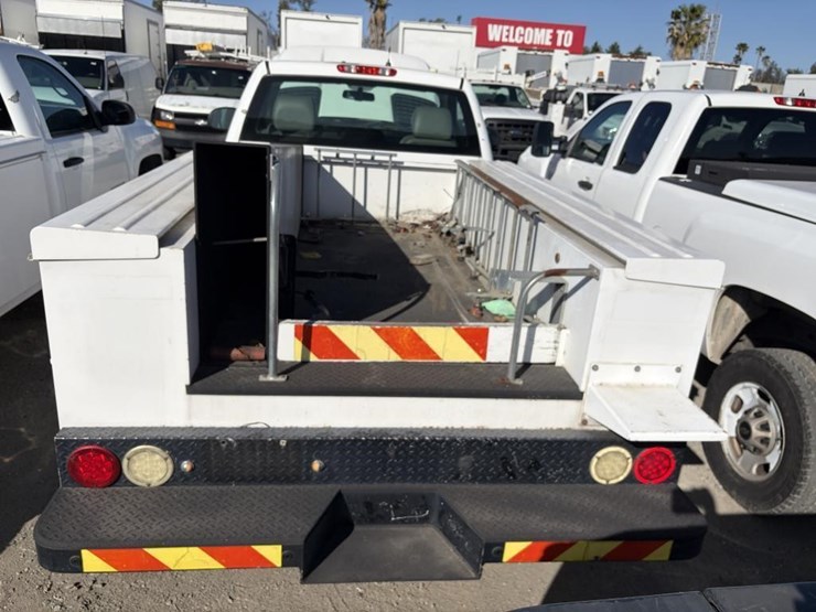 2011-chevrolet-2500-image-6