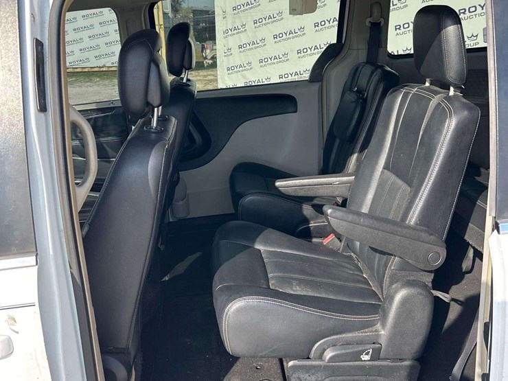 2016-chrysler-town-&-country-image-21