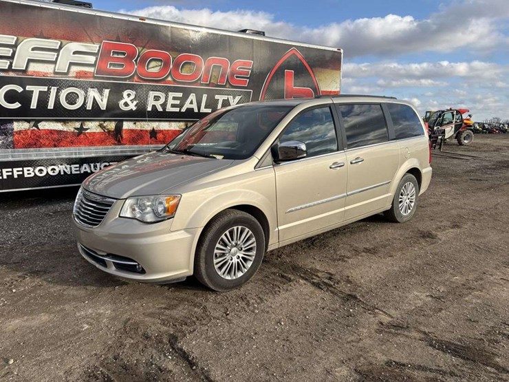 2013-chrysler-town-&-country-image-1