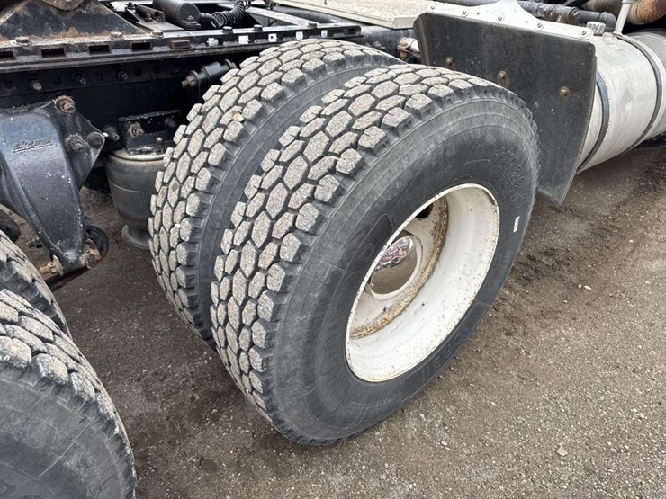 2000-freightliner-fld112-image-16