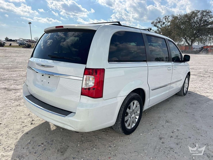 2016-chrysler-town-&-country-image-3