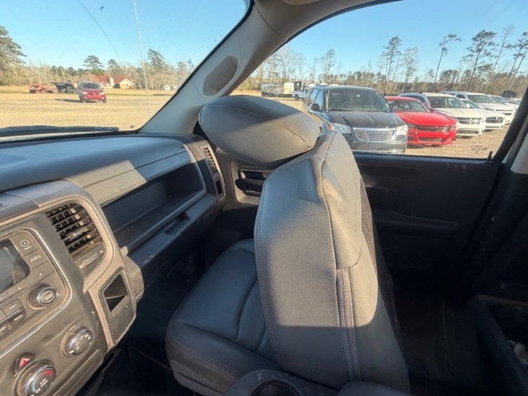 2019-ram-1500-classic-image-32