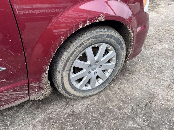 2012-chrysler-town-&-country-image-10