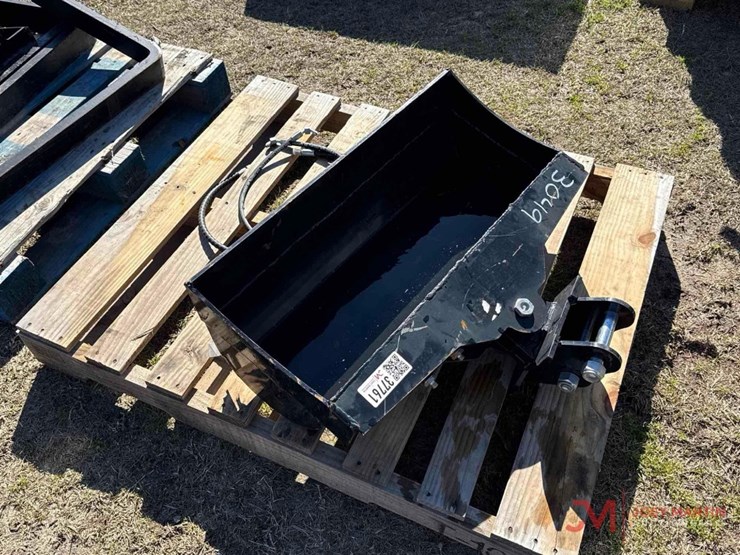 30"-hydraulic-tilting-cleanout-bucket-excavator-attachment-image-3