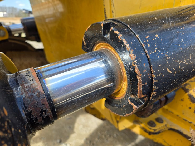 2015-caterpillar-953d-image-128