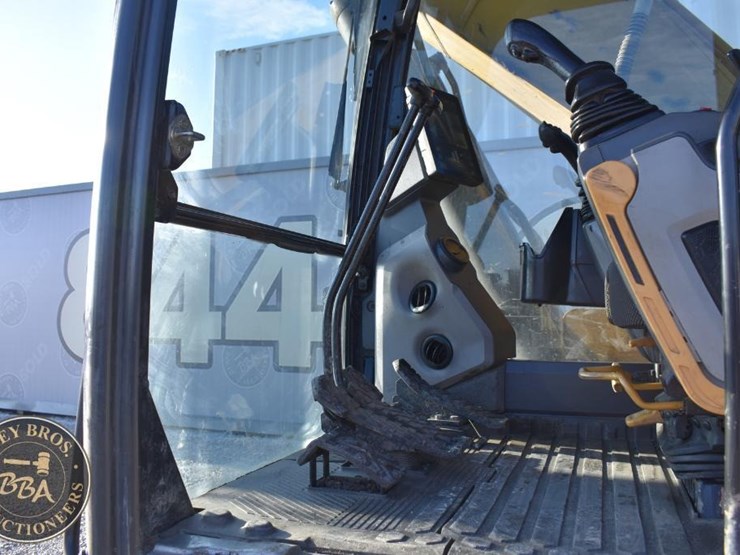 2020-caterpillar-320-image-42