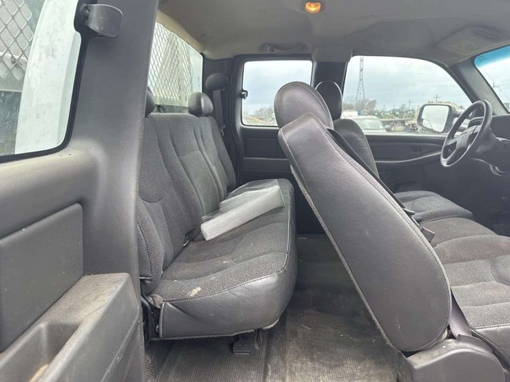 2005-gmc-sierra-2500-image-25