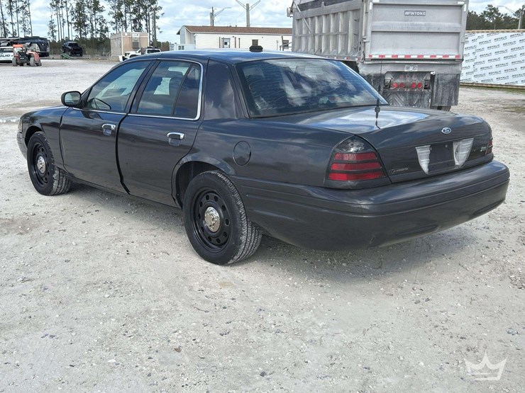 2007-ford-crown-victoria-sedan-image-4