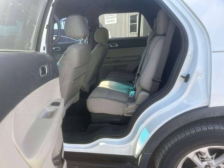 2015-ford-explorer-image-18