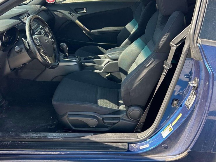 2015-hyundai-genesis-3.8-coupe-image-12